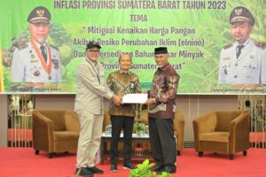 ubernur Sumatera Barat (Sumbar), Mahyeldi menerima penghargaan Nominasi Tim Pengendali Inflasi Daerah (TPID) Provinsi Berkinerja Terbaik di Kawasan Sumatera. (Foto: Dok. Adpim)