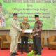 ubernur Sumatera Barat (Sumbar), Mahyeldi menerima penghargaan Nominasi Tim Pengendali Inflasi Daerah (TPID) Provinsi Berkinerja Terbaik di Kawasan Sumatera. (Foto: Dok. Adpim)