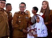 Perjalanan Pelajar SD dan SMP di Tanah Datar Dapat Seragam Gratis dari Pemerintah