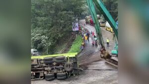 Proses evakuasi truk terbalik di Sitinjau Lauik, Kecamatan Lubuk Kilangan, Kota Padang pada Kamis (19/10/2023) pagi. (Foto: Dok. TikTok/@jalursitinjaulauik)