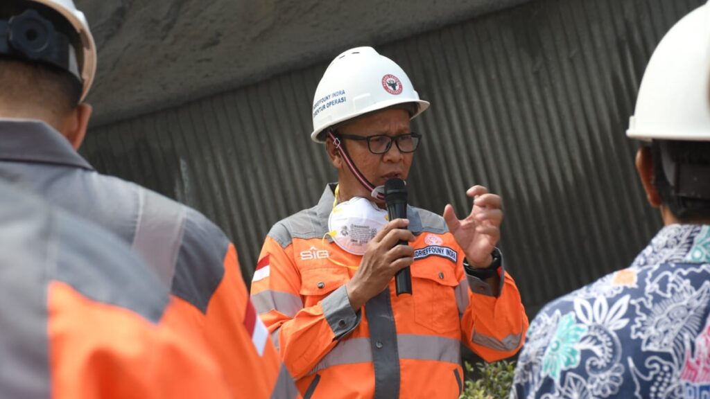 Direktur Operasi PT Semen Padang Indrieffouny Indra memberikan arahan kepada karyawan pada kegiatan Genba Genbutsu yang digelar di Cement Mill Indarung IV, Jumat (3/11/2023). (dok. Humas)