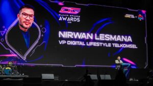 VP Digital Lifestyle Telkomsel Nirwan Lesmana mengapresiasi sejumlah insan terbaik di industri games dan esports. (dok. Telkomsel)
