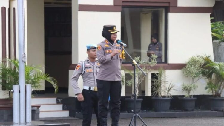 Kapolresta Bukittinggi, Kombes.Pol Yessi Kurniati saat memimpin apel pasukan. Kapolresta memastikan ketegasan jajaran kepolisian di daerah setempat untuk berlaku netral dalam Pemilu 2024 (Antara/Al Fatah)