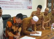 Pemkab Pasbar Serahkan Anggaran Pengawasan Pemilu 2024 ke Bawaslu Rp10,7 Miliar