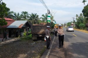 Polisi melakukan olah Tempat Kejadian Perkara (TKP) kecelakaan bus PO Mandala dengan truk pengangkut sawit di Simpang Empat, Kabupaten Pasaman Barat. (Foto: Dok. Polres Pasbar)