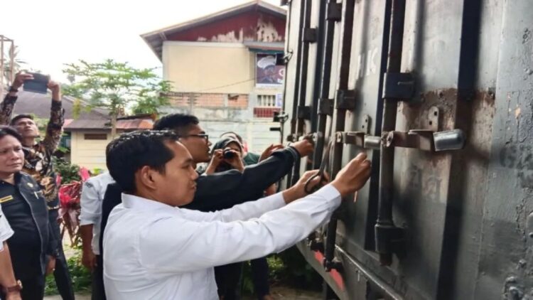 Ketua KPU Agam Herman Susilo sedang membuka pintu mobil yang membawa logistik. Antara/Yusrizal.