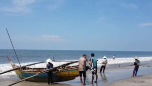 Nelayan tradisional di Pantai Sasak Kecamatan Sasak Ranah Pasisia Kabupaten Pasaman Barat saat pulang melaut. Mereka mengaku hasil tangkapan menurun akibat cuaca ektrem. Antara/Altas Maulana.