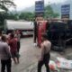 Truk pembawa beras Bulog terbalik di pendakian Sitinjau Lauik pada Selasa (21/11/2023) sore. (Foto: Dok. Polsek Lubuk Kilangan)