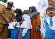 Pemkab Solok Selatan Bagikan 5.854 Stel Seragam Gratis TK dan SMA