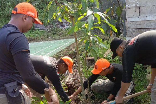 DPD FKBPPPN Kota Padang melakukan aksi menanam pohon. (Foto: Dok. Istimewa)