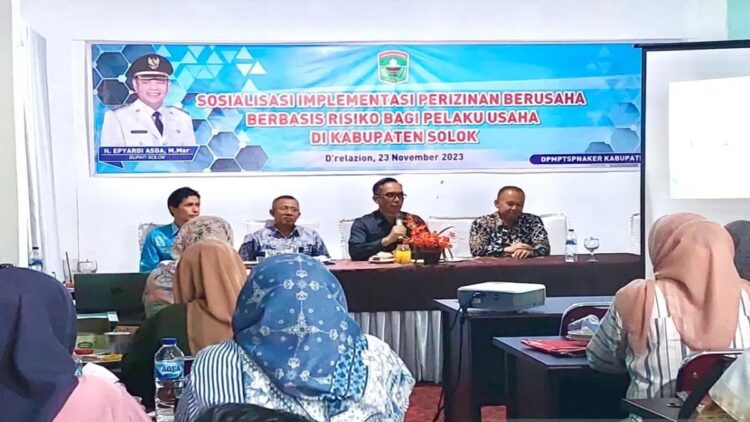 Dinas Penanaman Modal dan Pelayanan Terpadu Satu Pintu (DPMPTSP) Kabupaten Solok, Sumbar saat memberikan sosialisasi ke pelaku usaha di Kabupaten Solok (ANTARA/HO-Diskominfo Solok)