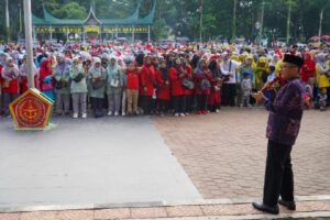 Wali Kota Padang, Hendri Septa bertemu ribuan guru dalam peringatan Hari Guru Nasional 2023 di Ruang Terbuka Hijau (RTH) Imam Bonjol, Sabtu (25/11/2023) pagi. (Foto: Dok. Prokopim)