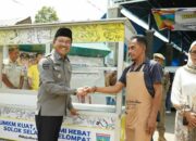 Pemkab Solsel Bantu Gerobak untuk 28 UMKM di Pujasera Muaralabuh