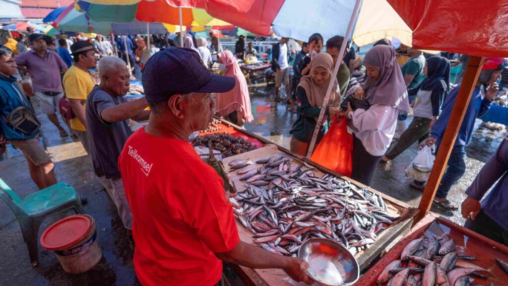 Telkomsel bersama ZTE Corporation meluncurkan solusi komunikasi jarak jauh MarineMobile untuk membantu nelayan mengatasi tantangan operasional. (dok. Telkomsel)