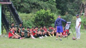 Pemain PSPP Padang Panjang menerima arahan dari pelatih. (dok. Diskominfo Padang Panjang)