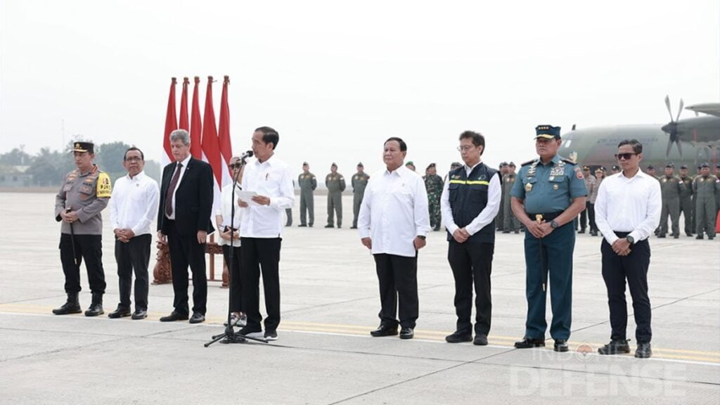 Presiden Joko Widodo didampingi bersama Menteri Pertahanan Prabowo Subianto, Menteri Luar Negeri Retno LP Marsudi, Menteri Kesehatan Budi Gunadi Sadikin, Panglima TNI Laksamana TNI Yudo Margono, Kapolri Jenderal Polisi Listyo Sigit Prabowo dan Duta Besar Palestina untuk Indonesia Zuhair Al-Shun saat melepas bantuan kemanusian untuk Palestina di Lanud Halim Perdanakusuma, Jakarta. (IDM/Jessica Yiswi)