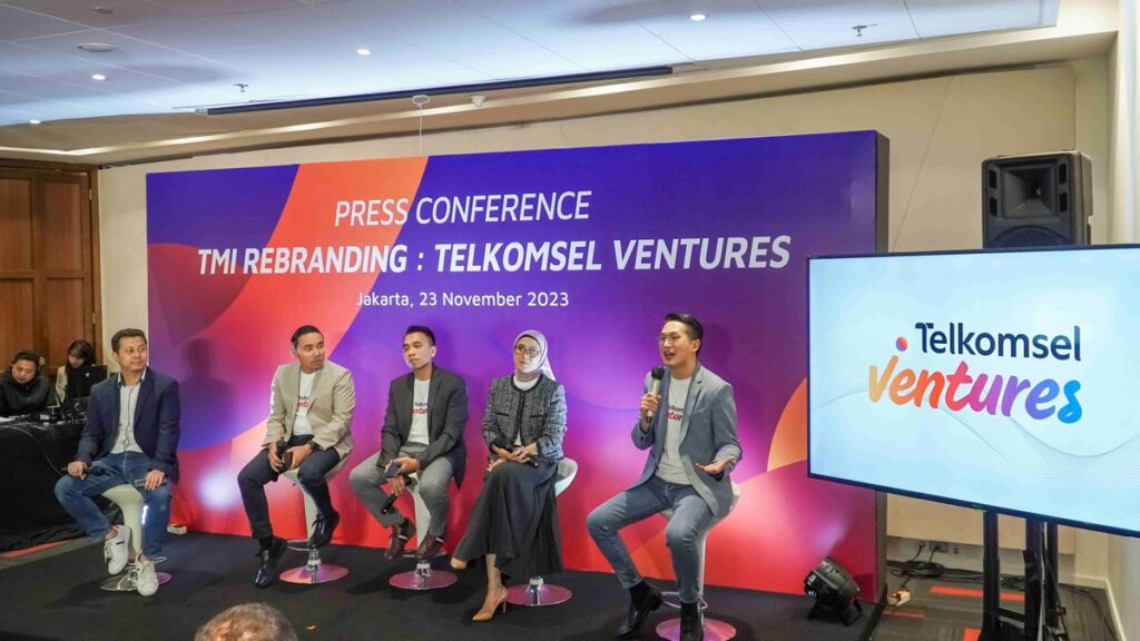 (kanan - kiri) Chief Investment Officer Telkomsel Ventures William Gozali, CEO Telkomsel Ventures Mia Melinda, VP Corporate Strategy, Innovation, Sustainability & Marketing Telkomsel Endra Diputra, dan VP Corporate Communications & Social Responsibility Saki H. Bramono saat sesi Press Conference Rebranding Telkomsel Mitra Inovasi menjadi Telkomsel Ventures di Jakarta, Kamis (23/11). (dok. Telkomsel)