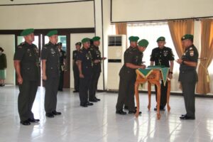 Danrem 032/Wirabraja, Brigjen TNI Rayen Obersyl memimpin serah terima jabatan (sertijab) terhadap tiga Dandim jajarannya. (Foto: Dok. Penrem)