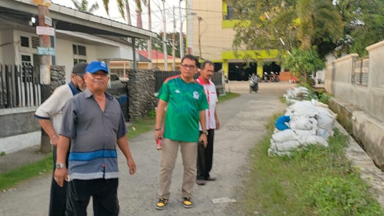 Anggota DPRD Padang Mastilizal Aye bersama warga mencek pengerukan drainase di RW 01 dan RW 02, Kelurahan Alai Parak Kopi. (Foto: Dok. Istimewa)