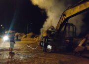 Alat Berat Batu Grip di Pantai Padang Hangus Terbakar