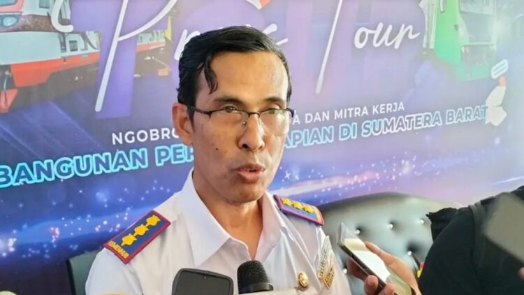 Kepala Balai Teknik Perkeretaapian Kelas II Padang, Provinsi Sumbar Supandi saat diwawancarai awak media massa di Padang, Selasa, (21/11/2023). ANTARA/Muhammad Zulfikar.