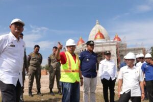 Bupati Agam Andri Warman sedang meninjau pembangunan masjid, Rabu (22/11/2023) siang. (Foto: Dok Diskominfo Agam)