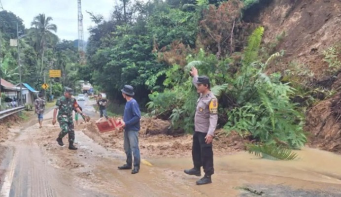 Polisi dan TNI saat mengamankan lokasi kejadian longsor di Jalan lintas Bukittinggi-Medan (Foto: Dok. Antara/Al Fatah)