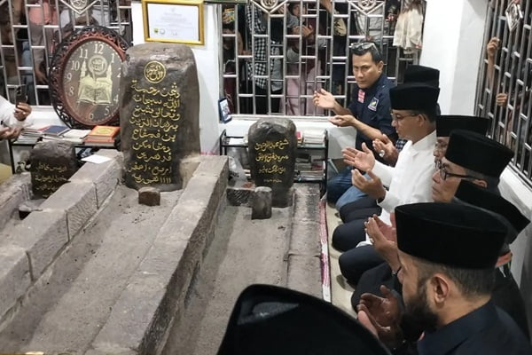 Bakal calon presiden Anies Baswedan melakukan ziarah ke makam Syekh Burhanuddin di Kabupaten Padang Pariaman, Senin, (1/11/2023) siang. (Foto: Dok. ANTARA/Muhammad Zulfikar)