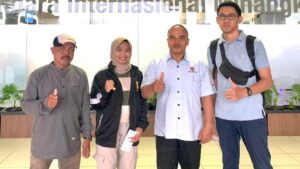 Atlet Tennis binaan FKKSPG Fikratuz Zakiah (dua dari kiri) foto bersama dengan keluarga di BIM sesaat sebelum berangkat menuju POMNAS KE-XVIII Kalimantan Selatan. (dok. Humas)