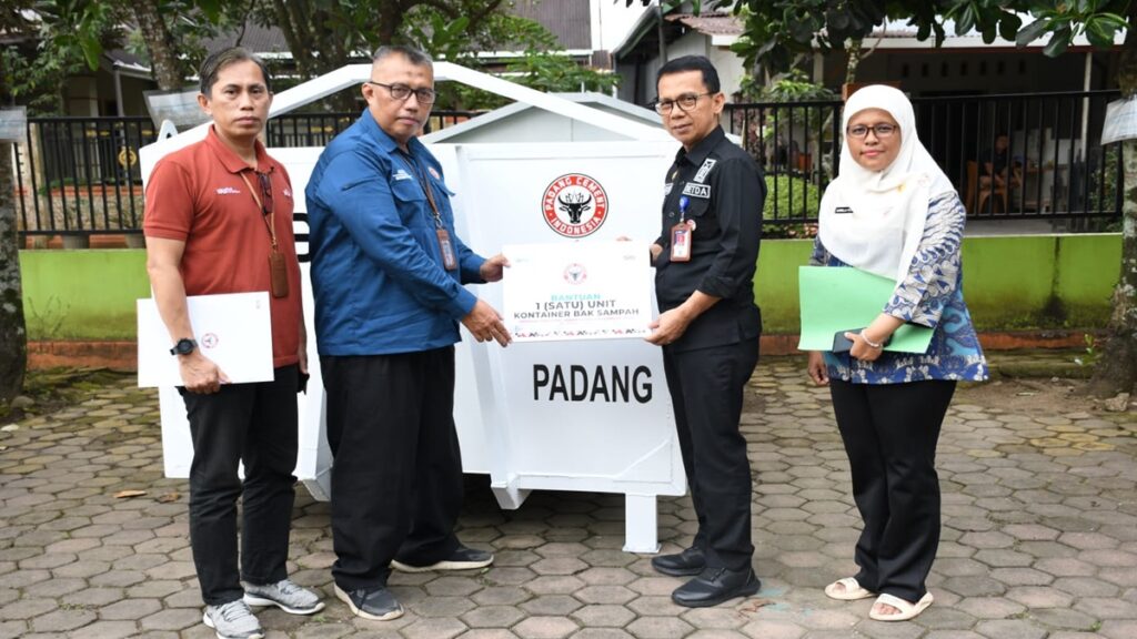 Staf TJSL Unit CSR PT Semen Padang Nirwan (dua dari kiri) menyerahkan bantuan kontainer sampah kepada Plt Kepala DLH Kota Padang Edi Hasymi (dua dari kanan), Kamis (16/11/2023). (dok. Humas)