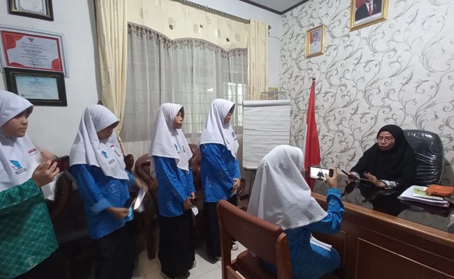 Pelajar SMP 6 Bukittinggi saat mewawancarai kepala sekolah dalam kegiatan Sekolah Jurnalis dan Podcast (Foto: Dok. Antara/Al Fatah)