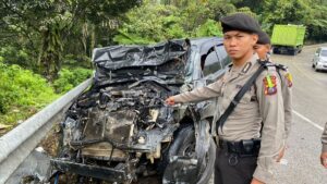 Kecelakaan beruntun di Sitinjau Lauik pada Selasa (14/11/2023) pagi. (Foto: Dok. Polsek Lubuk Kilangan)