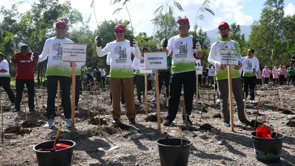 Direktur Utama PT Semen Padang Asri Mukhtar Dt Tumangguang Basa (dua dari kanan) bersama Direktur Operasi PT Semen Padang Indrieffouny Indra (kiri) dan Kepala Dinas Kehutanan Provinsi Sumbar Yozawardi (dua dari kiri), serta Sekretaris Dinas Lingkungan Hidup Provinsi Sumbar Andi Irawan (kanan). foto bersama saat acara penanaman bibit pohon kaliandra di kawasan Bukit Atas, PT Semen Padang, Selasa (28/11/2023). (dok. Humas)