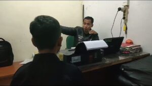 Polisi memeriksa remaja terduga pelaku pencurian uang di rumah makan ikan bakar Khatib Sulaiman. (Foto: Dok. Polsek Padang Utara)