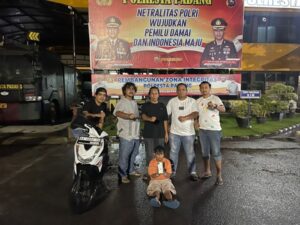 Feri Perek ditangkap Tim Klewang Polresta Padang kerna diduga terlibat dalam kasus pencurian motor dan ponsel. (Foto: Dok. Polresta Padang)