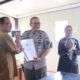 Dari kiri ke kanan: Kepala BPBD Kota Padang definitif, Hendri Zulviton melakukan serah terima jabatan dari Plt Kepala BPBD Padang, Andree Harmadi Algamar didampingi Asisten III Setda Kota Padang, Corri Saidan. (Foto: Dok. Pusdalops PB)