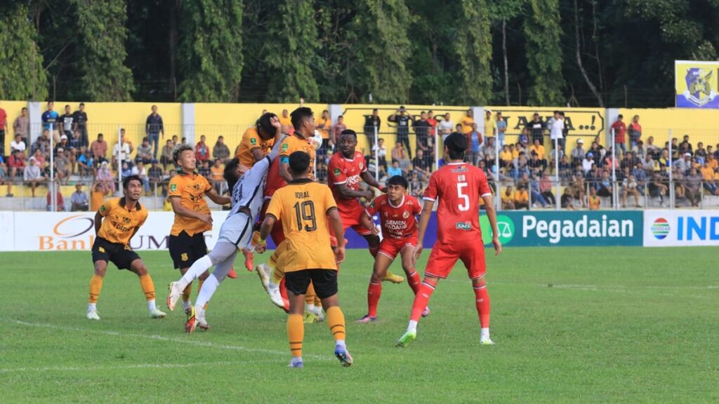 Pemain Semen Padang FC berebut bola dengan pemain PSDS. (dok. MO Semen Padang FC)