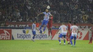 Pemain Semen Padang FC berebut bola dengan penyerang PSPS Riau. (dok. Radarsumbar.com)