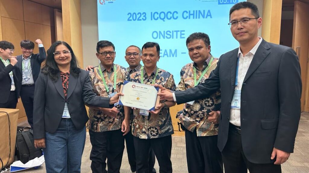 Tim Bridge dari PT Semen Padang menerima predikat Gold pada ajang ICQCC yang digelar di Beijing, Rabu (1/11/2023). Pada ajang inovasi internasional itu, PT Semen Padang mengirim 2 tim. Selain Tim Bridge, juga ada Tim Kim-Pro. Kedua tim ini berhasil meraih predikat 2 Gold. (dok. Humas)