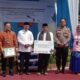 Penyerahan dana Tanggung Jawab Sosial Lingkungan dari PLN UID Sumbar ke SMKN 1 Sumbar berupa renovasi laboratorium dan 30 komputer. (Foto: Dok. Radarsumbar.com)