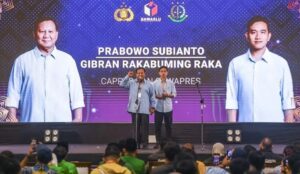 Capres-Cawapres nomor urut 2 Prabowo Subianto (kiri) dan Gibran Rakabuming Raka (kanan) memberi sambutan dalam Rapat Kordinasi Nasional (Rakornas) Penegakan Hukum Terpadu (Gakkumdu) di Jakarta, Senin (27/11/2023). (Foto: Dok. ANTARA FOTO/Galih Pradipta/YU/aa)