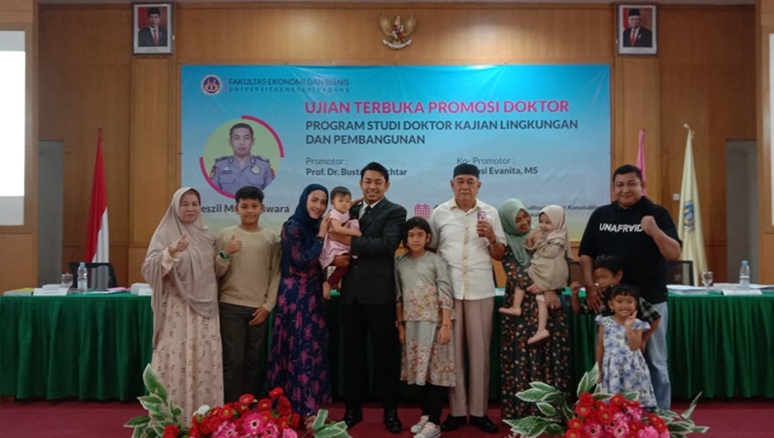 Dr Aipda Reszil Murtesiswara bersama keluarga usai sidang promosi terbuka. (Foto: Dok. Muhammad Aidil)