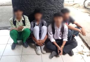 Empat pelajar yang ditangkap karena membolos di saat proses belajar mengajar berlangsung. (Foto: Dok. Satpol PP Padang)