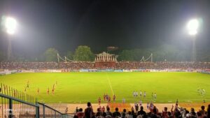 Situasi saat jeda babak pertama Semen Padang FC vs PSPS Riau di Stadion GOR Haji Agus Salim, Jumat (17/11/2023) malam. (Foto: Dok. Radarsumbar.com/Agusmanto)