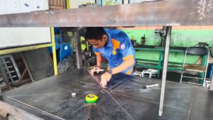 Siswa SMK Semen Padang tengah mengerjakan pembuatan mesin press restorasi untuk Arsip di workshop SMK Semen Padang. (dok. Humas)