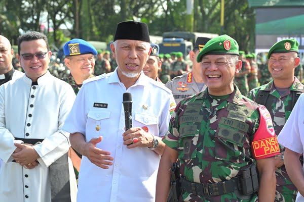Gubernur Sumbar, Mahyeldi didampingi Danrem 032/Wirabraja, Brigjen TNI Rayen Obersyl. (Foto: Dok. Adpim)