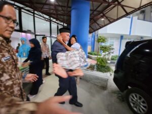 Gubernur Sumbar, Mahyeldi menggendong langsung ibu yang sempat dirawat di rumah sakit selama beberapa hari. (Foto: Dok. Adpim)