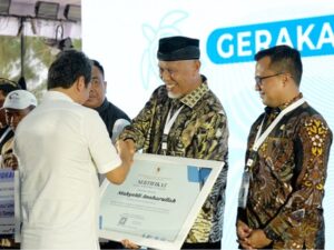 Gubernur Sumbar, Mahyeldi menerima penghargaan dari Kementerian Kelautan dan Perikanan karena komitmen dalam pengelolaan sampah laut. (Foto: Dok. Adpim)