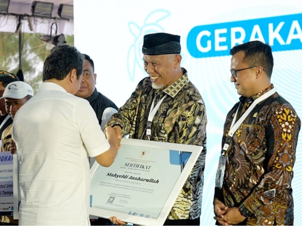 Gubernur Sumbar, Mahyeldi menerima penghargaan dari Kementerian Kelautan dan Perikanan karena komitmen dalam pengelolaan sampah laut. (Foto: Dok. Adpim)