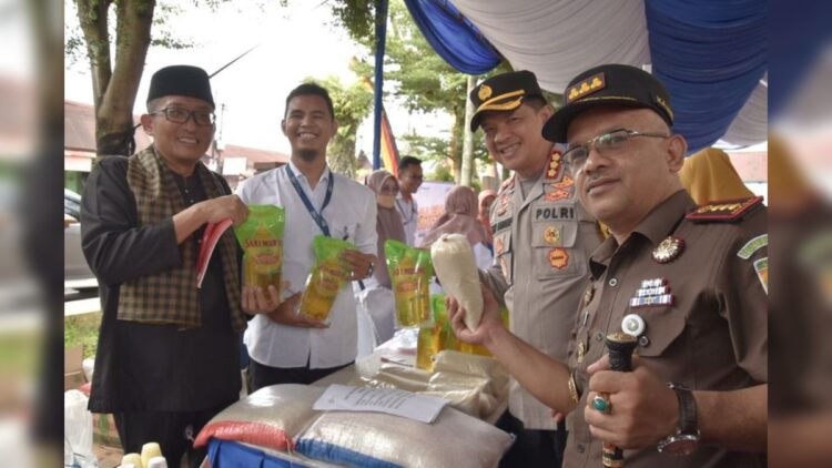 Forkopimda Kota Padang meninjau pelaksanaan Pasar Murah di Kantor Camat Nanggalo, Senin (18/12/2023). (Foto: Dok. Diskominfo Padang)